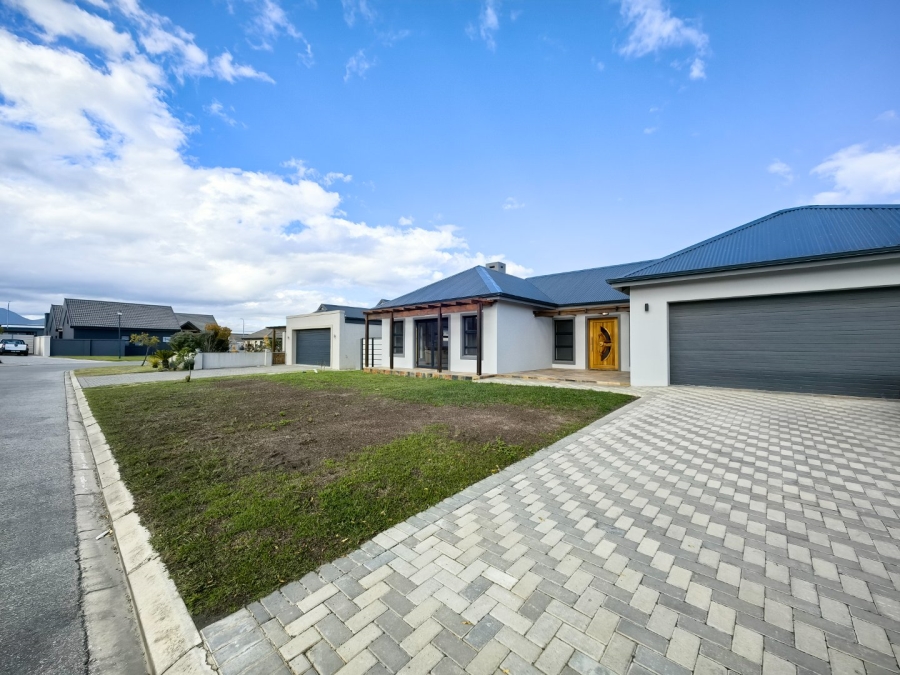 To Let 4 Bedroom Property for Rent in Blue Mountain Village Western Cape